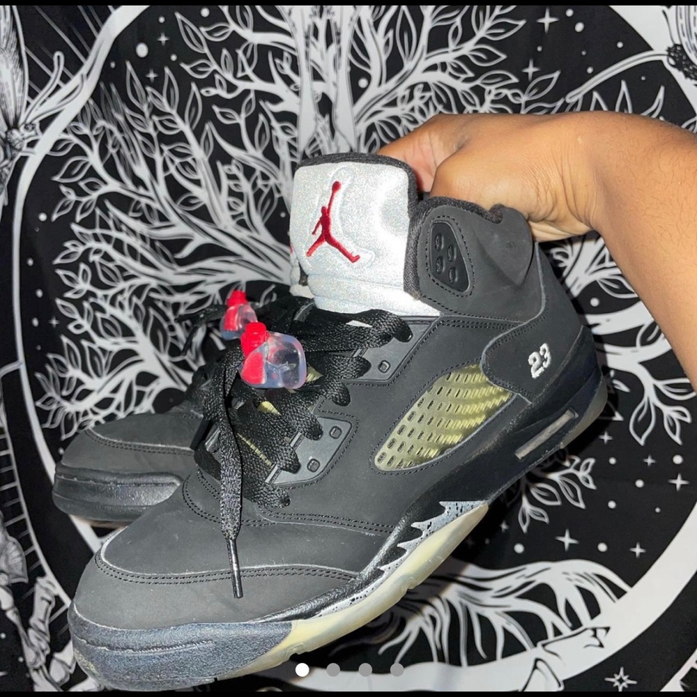 [SOLD] Jordan Retro 5 Black Metallic - Size 7Y